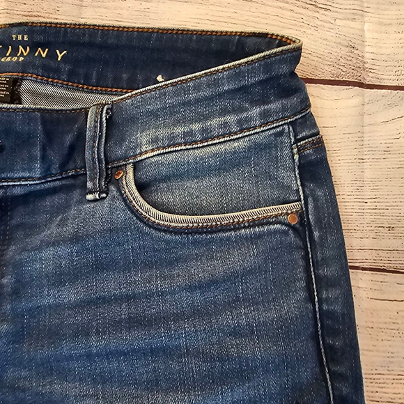 WHBM Blue Skinny Crop Jeans Size 4, blue floral accent - Picture 10 of 11